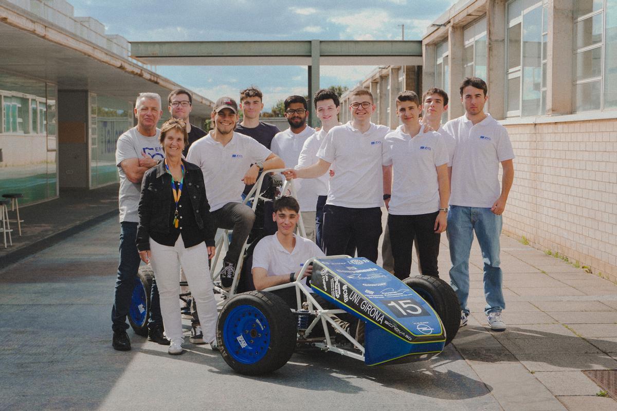 Alguns membres de l’equip amb el vehicle.