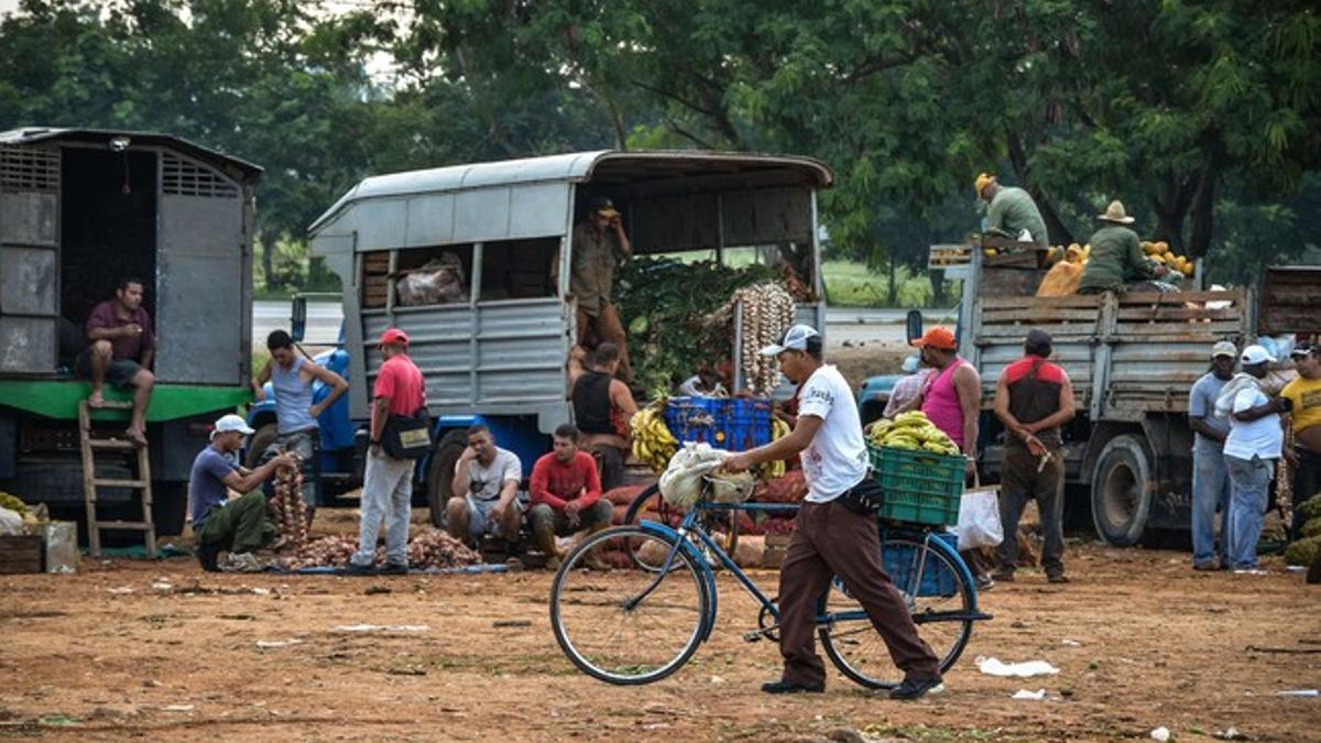 Mercado mayorista callejero de fruta y verdura donde acuden a comprar los pequeños comerciantes en La Habana, el pasado 6 de agosto.