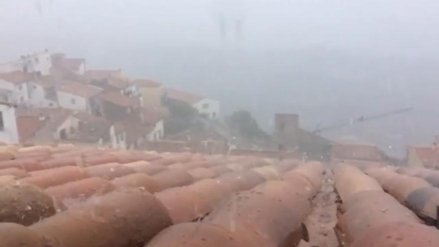 Espectacular tormenta con granizo en Morella