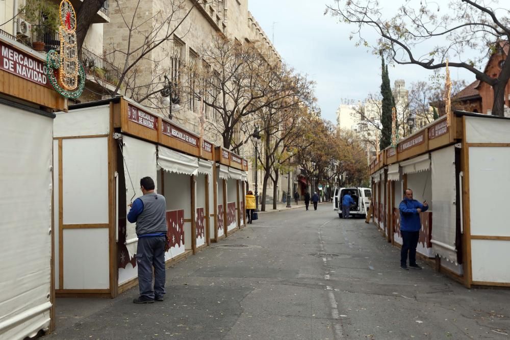 Primer día del árbol de Navidad, pista de patinaje sobre hielo y el tiovivo del ayuntamiento