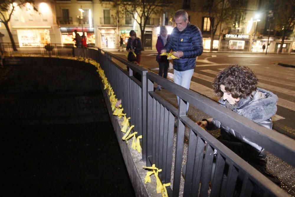 Acció per posar llaços grocs a la ciutat de Girona