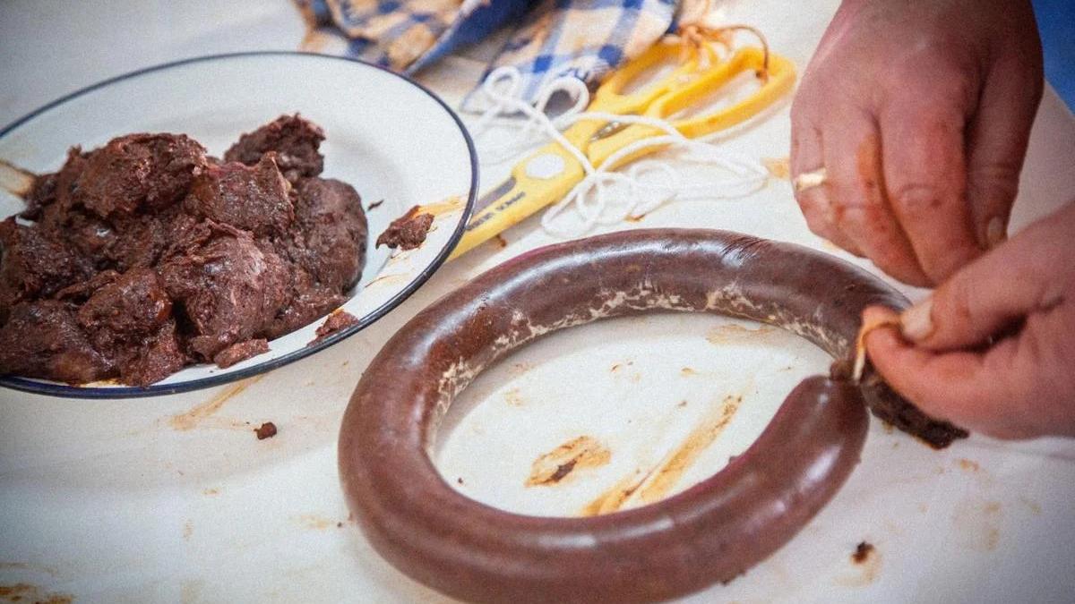 Elaboración de productos en una matanza casera.