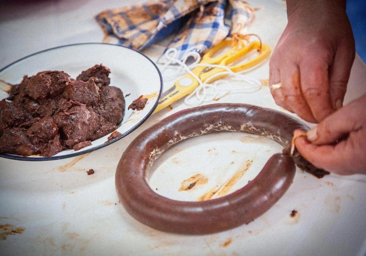 Elaboración de productos en una matanza casera.