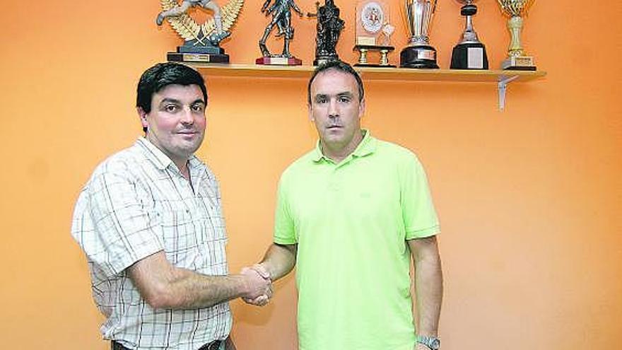 Luis Alberto López Arbesú, a la izquierda, junto a Ricardo Bango, durante la presentación del técnico.