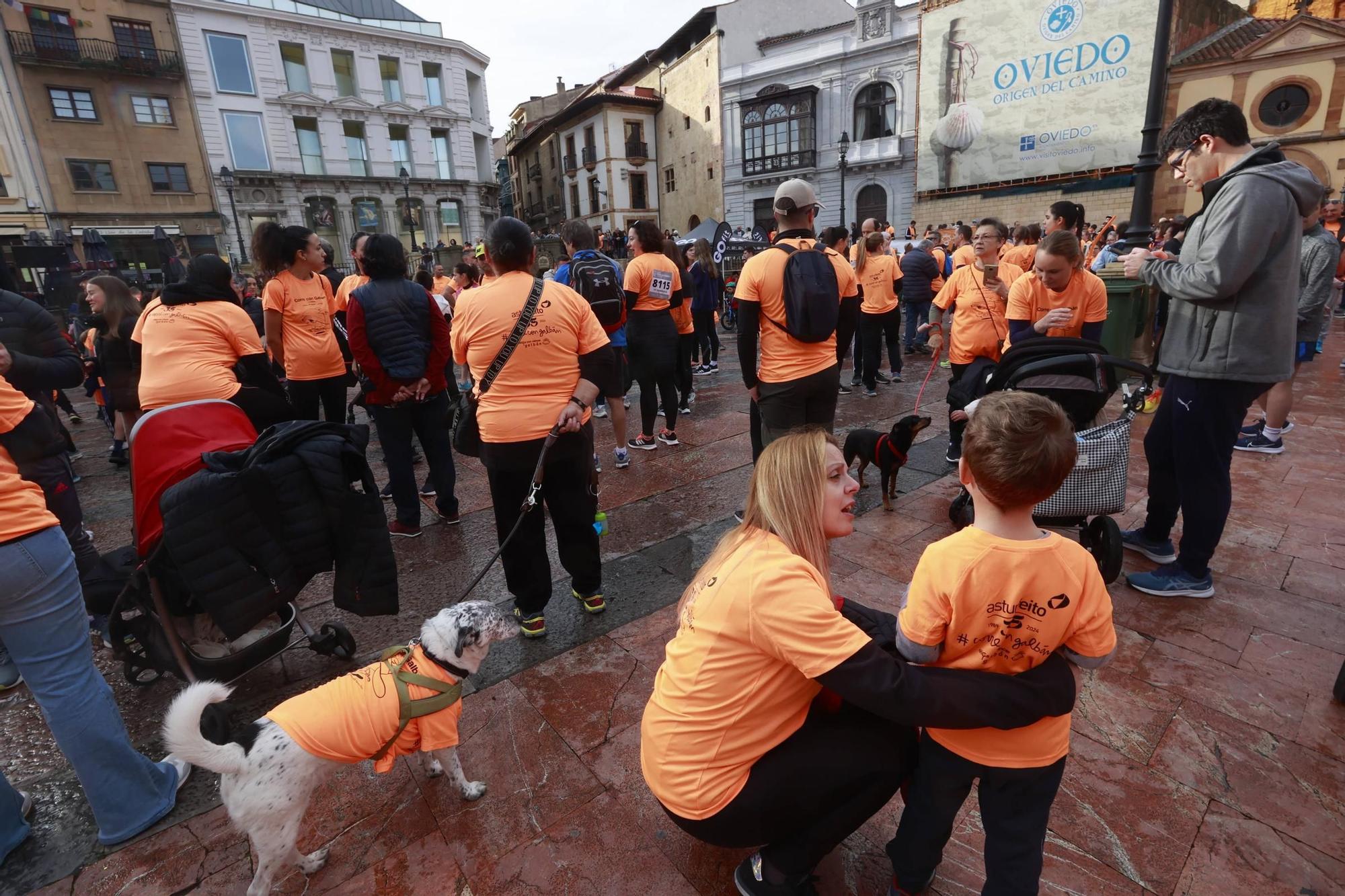 Una ola naranja invade Oviedo para luchar contra el cáncer infantil