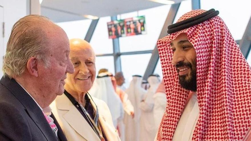 El Rey Juan Carlos y Mohamed bin Salman.