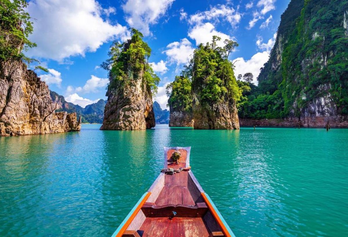 Ratchaprapha Dam en el Parc Nacional Khao Sok, província de Surat Thani, Tailàndia.