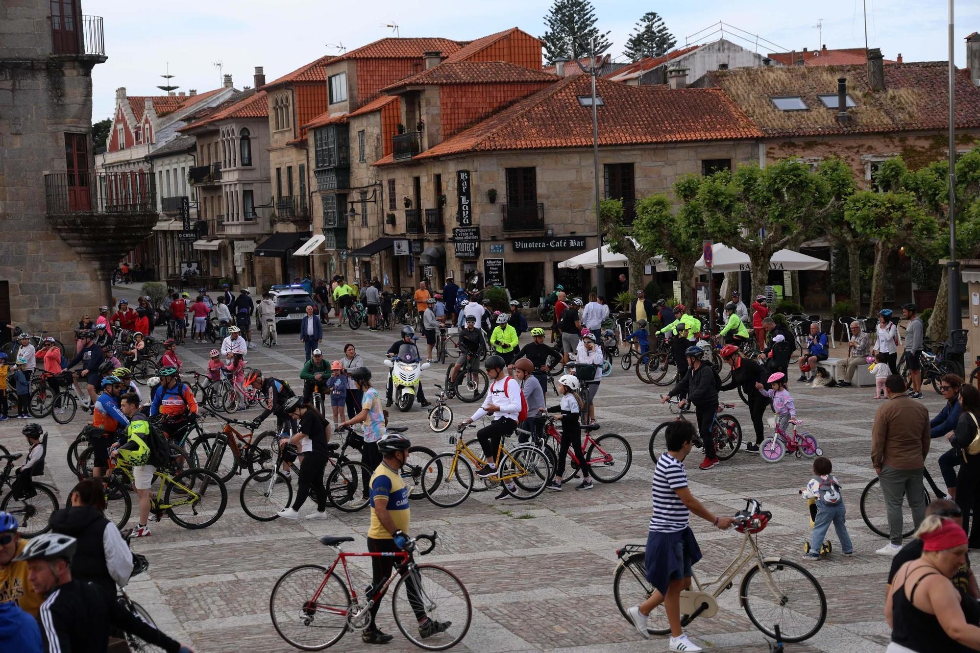 Participantes en la fiesta de la bicicleta de Cambados.