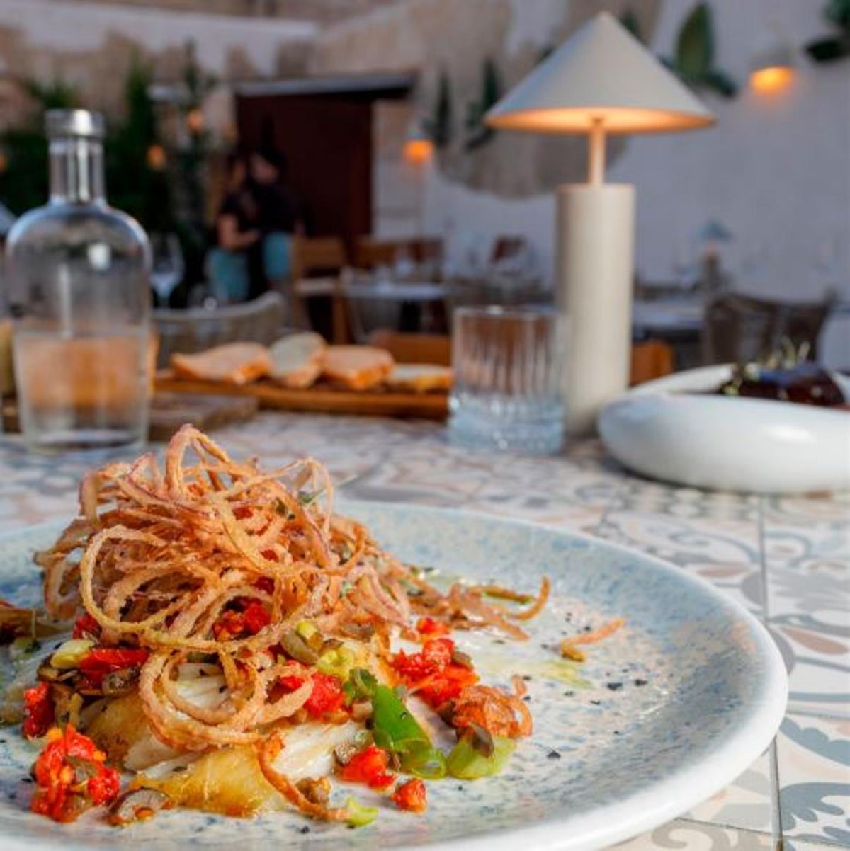 Gallo de San Pedro mit Zwiebeln im "Batec" in Felanitx