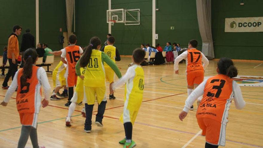 Uno de los partidos de baloncesto disputado en Humilladero.