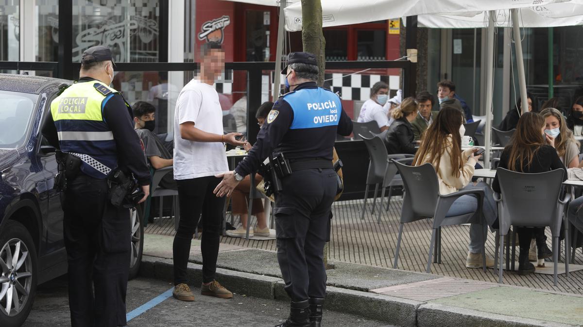 La Policía Local multando un joven por fumar junto a una terraza el pasado Jueves Santo.