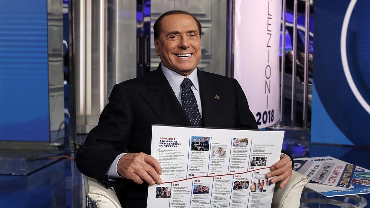 Berlusconi sonríe durante la grabación del programa televisivo 'Porta a porta', en Roma, el 2 de febrero.