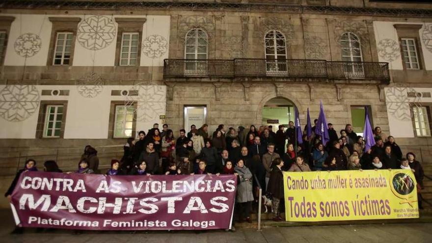 Concentración contra la violencia machista  |  La Rede de Mulleres Veciñais contra os Malos Tratos y la Plataforma Feminista Galega se manifestaron ayer ante el Museo Marco, en Príncipe, para manifestar su repulsa por el asesinato de una mujer de Narón de 79 años a manos de su marido. Por otra parte, la junta de gobierno del Concello aprobó la cesión temporal de una vivienda municipal a una víctima de violencia de género.