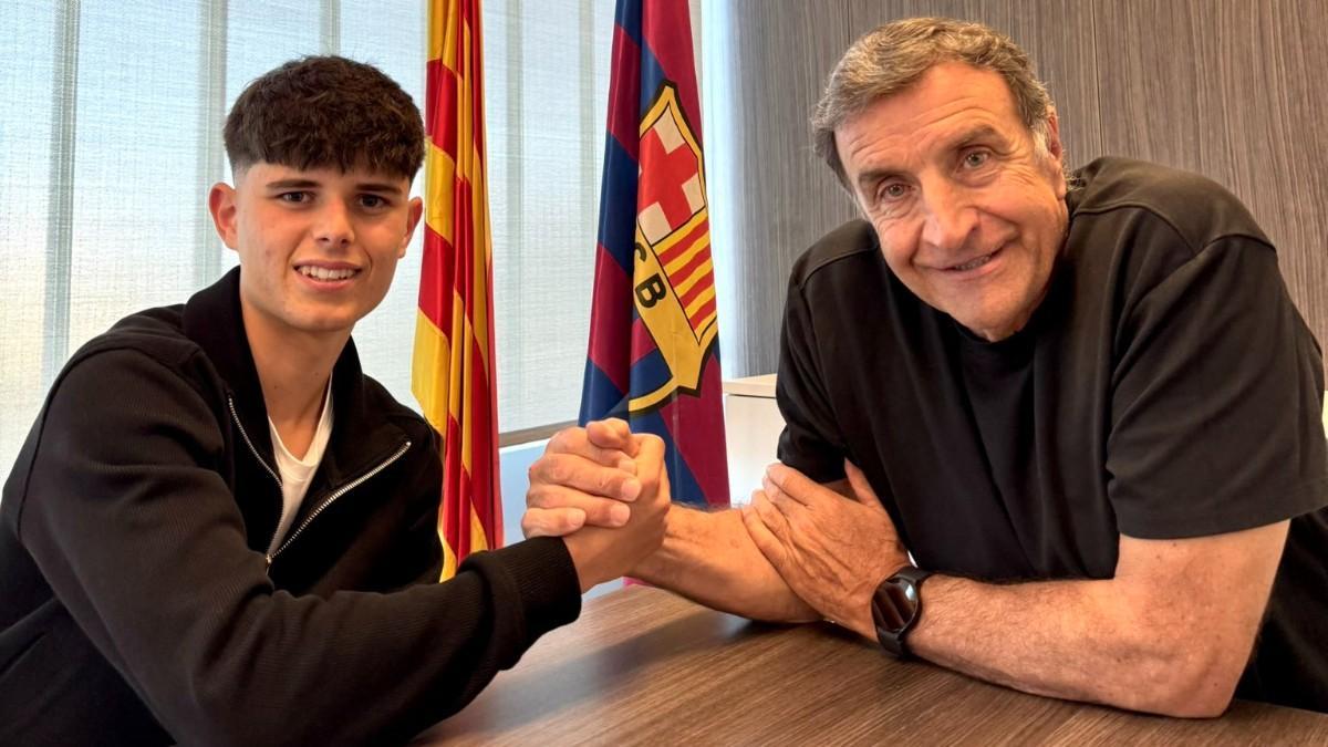 Unai Balmon y José Ramon Alexanko tras el acuerdo de renovación del centrocampista del Sub-16
