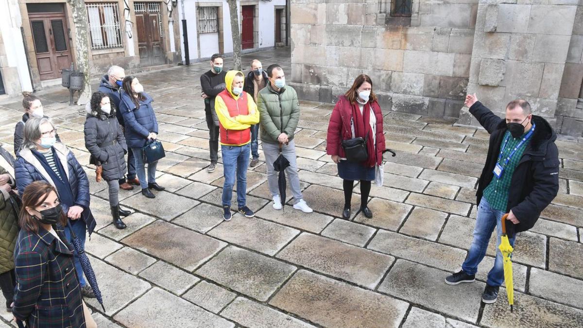 Asistentes a la visita que recorrió ayer la Ciudad Vieja.   | // CARLOS PARDELLAS