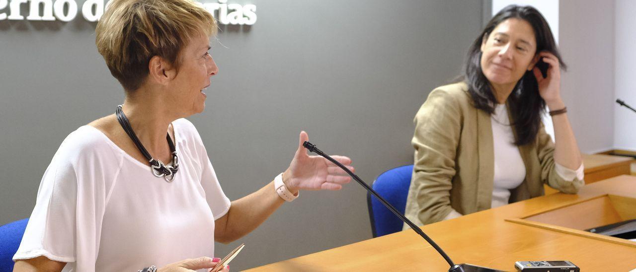 La consejera de Economía, Elena Máñez, y la directora gerente de la Sociedad Canaria de Fomento Económico (Proexca), Dácil Domínguez.