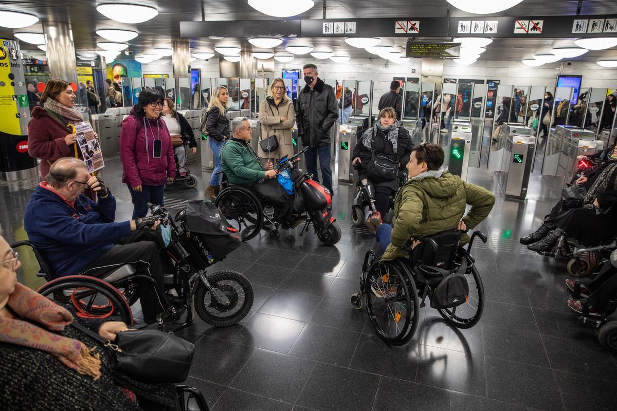 Personas con movilidad reducida piden mejoras en trenes, buses y estaciones para evitar accidentes y obstáculos en el acceso al transporte público