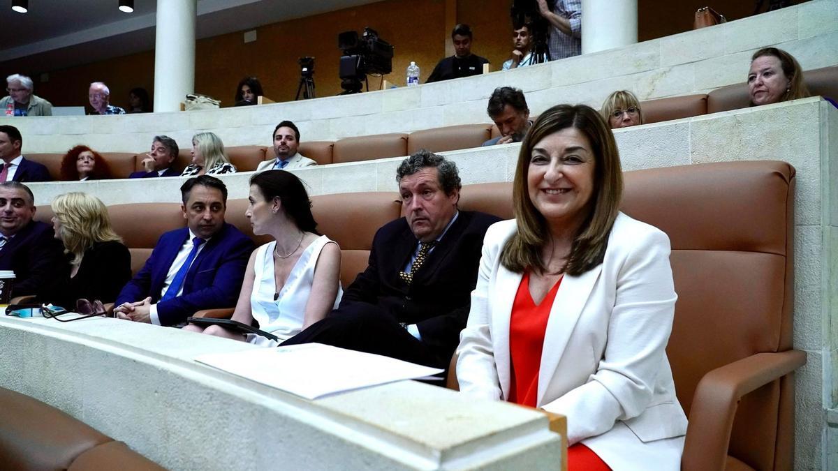 María José Sáenz de Buruaga en la sesión en la que ha sido investida presidenta de Cantabria.