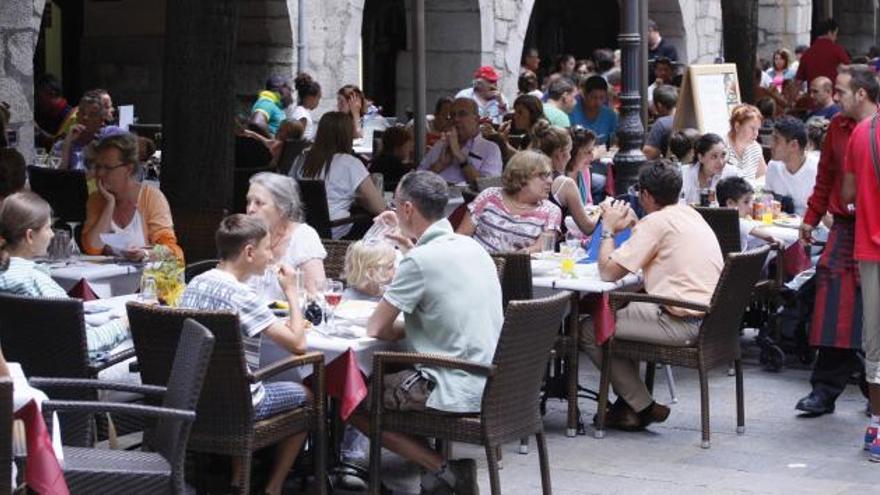 Girona prohibeix ajuntar taules a les terrasses del Barri Vell a la nit