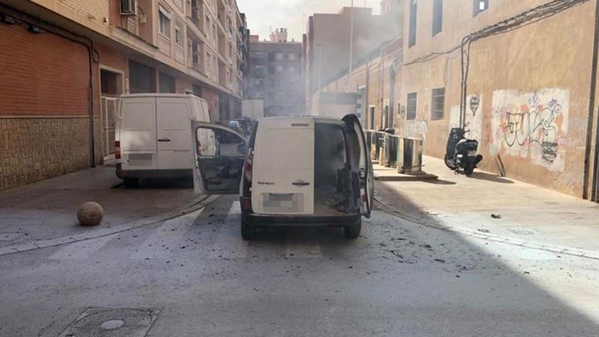 La furgoneta incendiada, todavía humeante