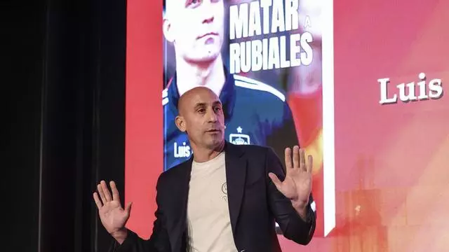 Momento del ataque a Luis Rubiales durante la presentación de su libro: "Me he asustado mucho"