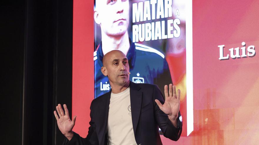 Momento del ataque a Luis Rubiales durante la presentación de su libro: &quot;Me he asustado mucho&quot;