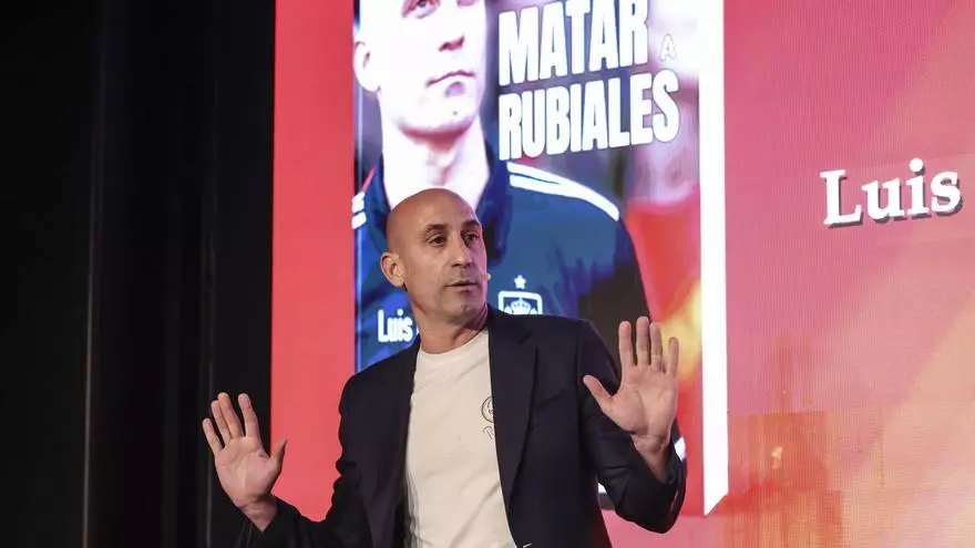 Momento del ataque a Luis Rubiales durante la presentación de su libro: "Me he asustado mucho"