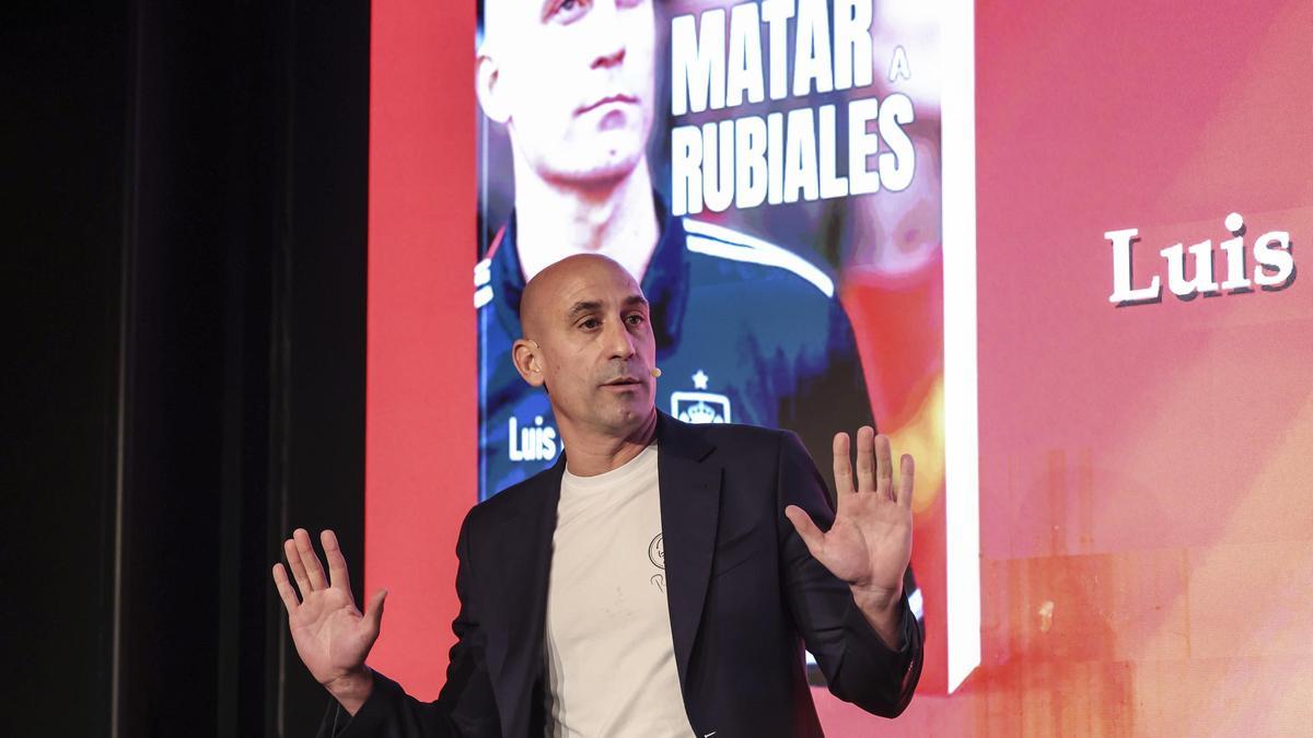 Momento del ataque a Luis Rubiales durante la presentación de su libro: "Me he asustado mucho"