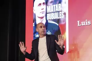 Momento del ataque a Luis Rubiales durante la presentación de su libro: "Me he asustado mucho"