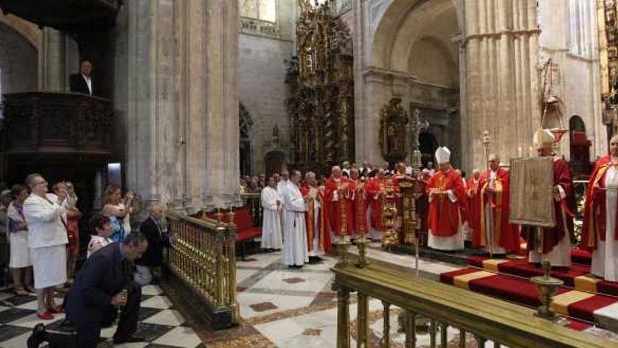 El arzobispo Jesús Sanz bendice a los fieles con el Santo Sudario desde el altar mayor de la Catedral durante la misa de San Mateo.