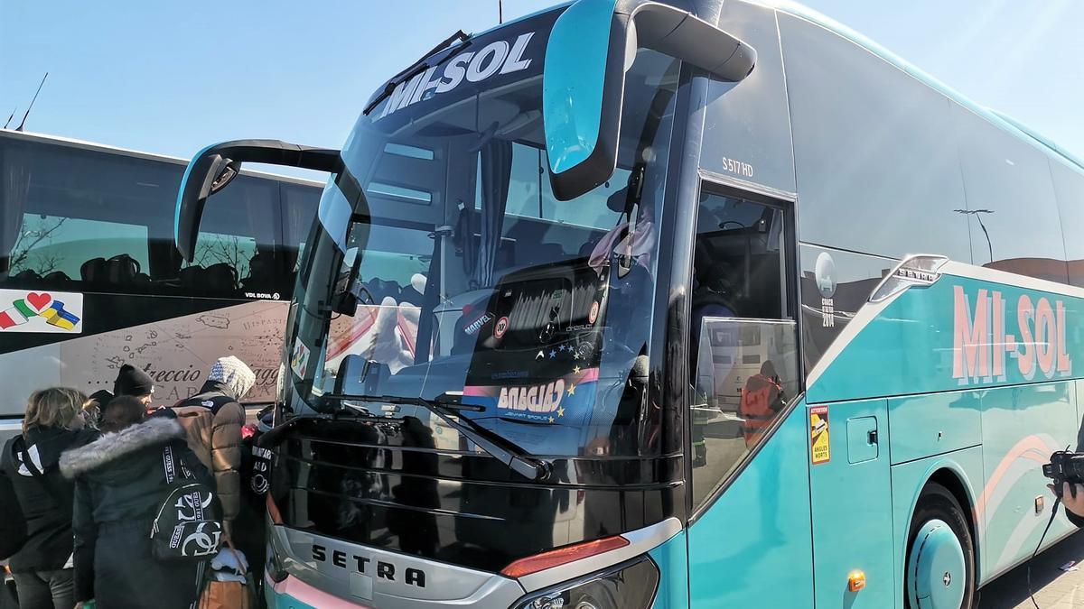 Uno de los autobuses ilicitanos en la frontera con Ucrania