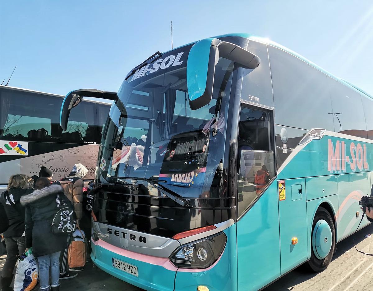 Uno de los autobuses ilicitanos en la frontera con Ucrania