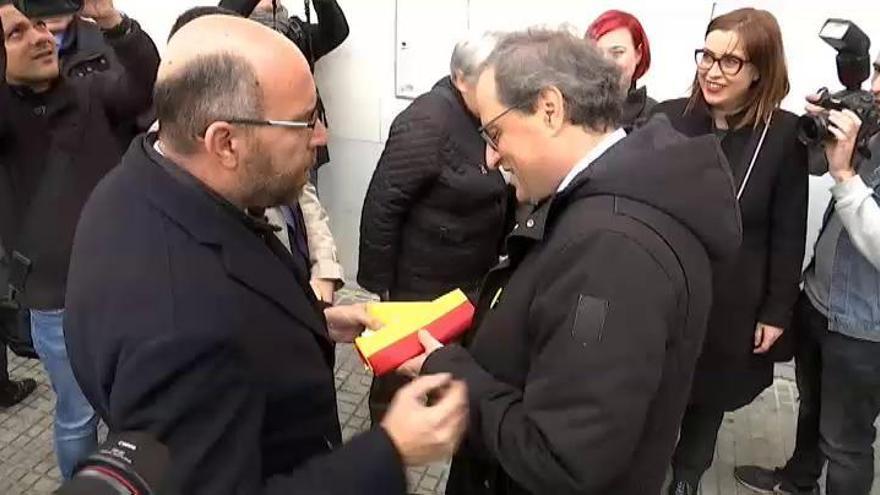 Un edil del PP entrega a Torra una bandera de España y una senyera