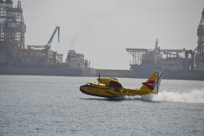 Los hidroaviones cargan agua en el Puerto de Las Palmas - Incendio Gran Canaria 2019