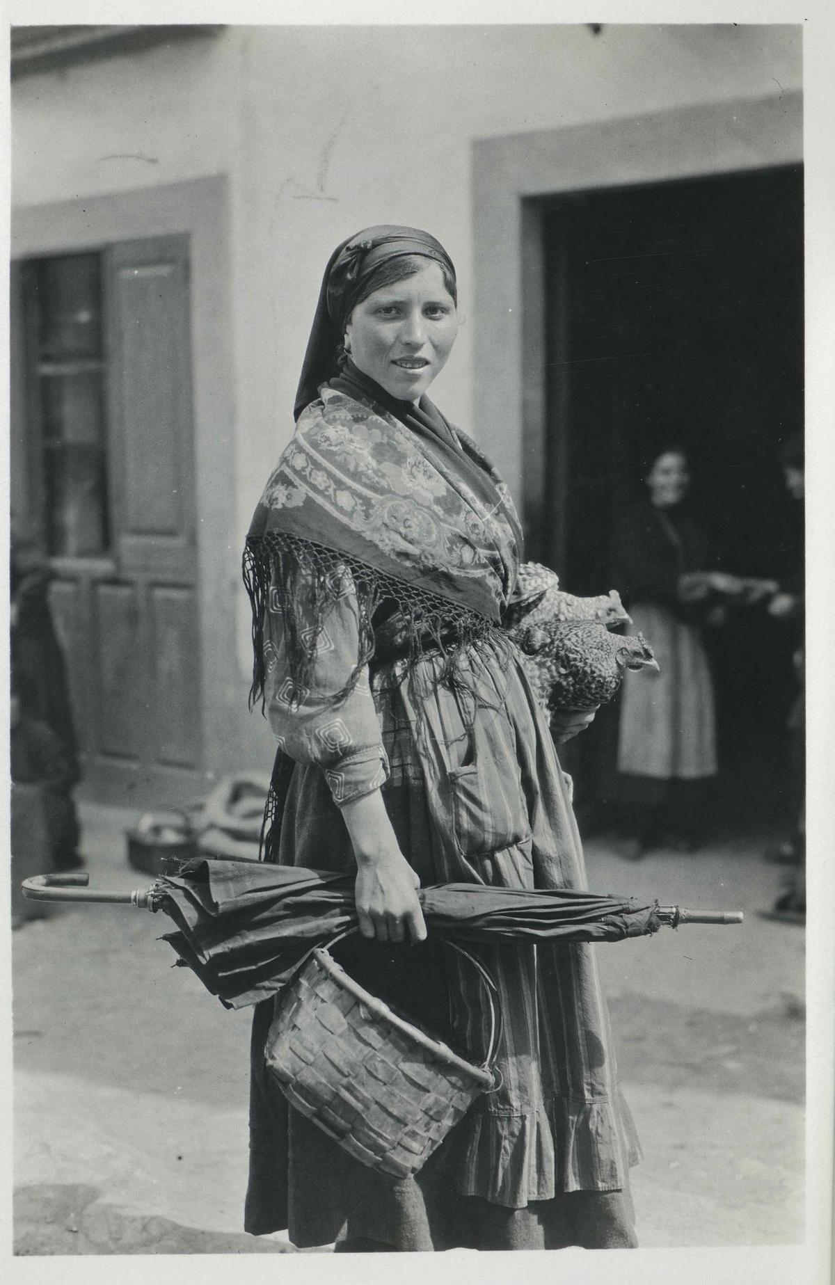 Retrato de una campesina en la calle de Cangas del Narcea durante la feria de La Cruz de Mayo.