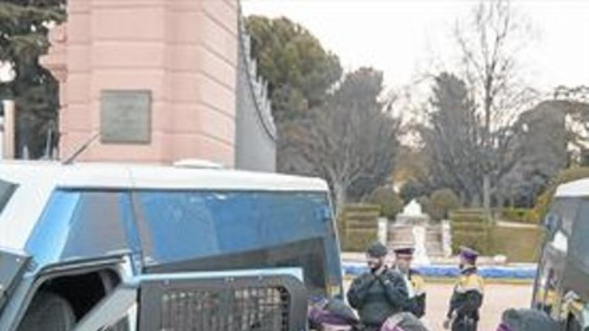 Agentes de la unidad ARRO de los Mosos custodiando los accesos al Palau de Pedralbes, ayer.