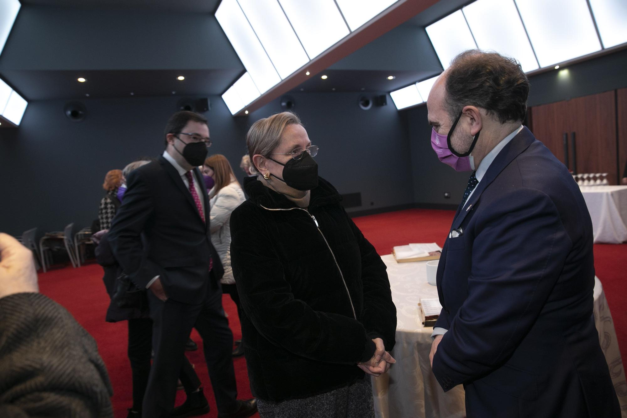 Amelia Valcárcel con el rector de la Unviersidad de Oviedo2.jpg