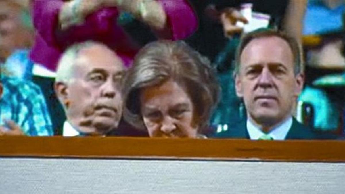 La reina Sofía toma asiento en el palco del Auditorio Nacional mientras cesaban los silbidos, ayer.