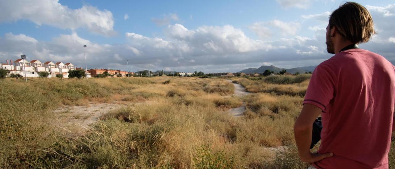 El solar próximo a la avenida de Salinetas donde se instalarán las aulas prefabricadas sigue sin acondicionar.