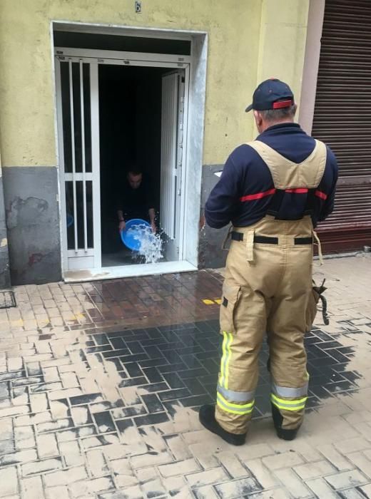 Revienta una tubería en el centro de Murcia