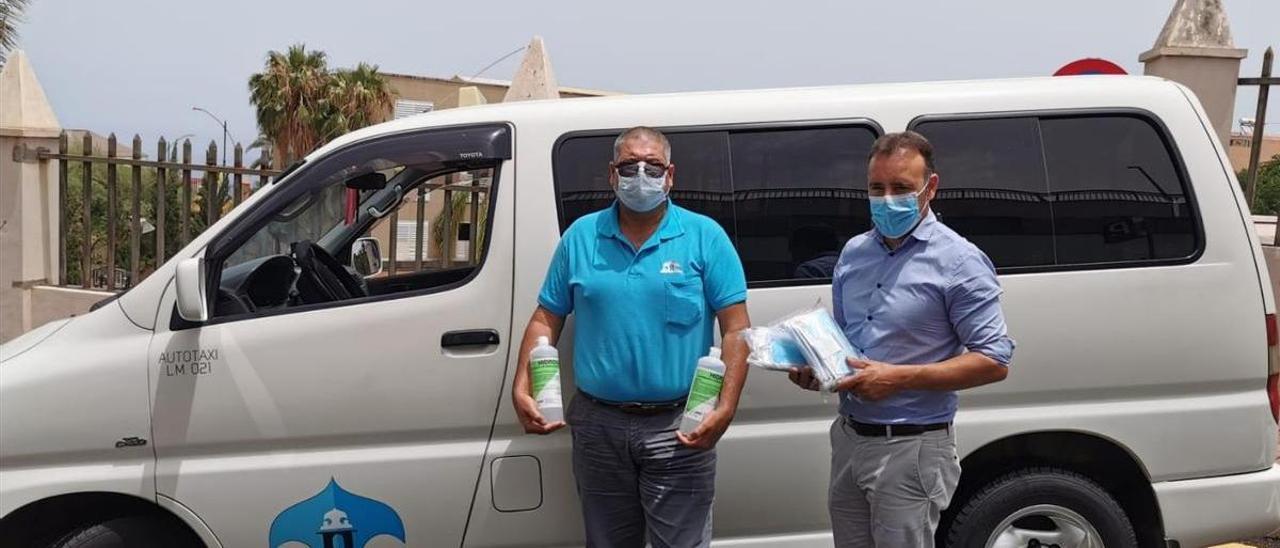 El concejal de Transportes de Los Realejos entrega gel hidroalcohólico y mascarillas a un taxista
