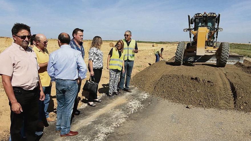 Visita de las autoridades a las obras de mejora de una carretera provincial.