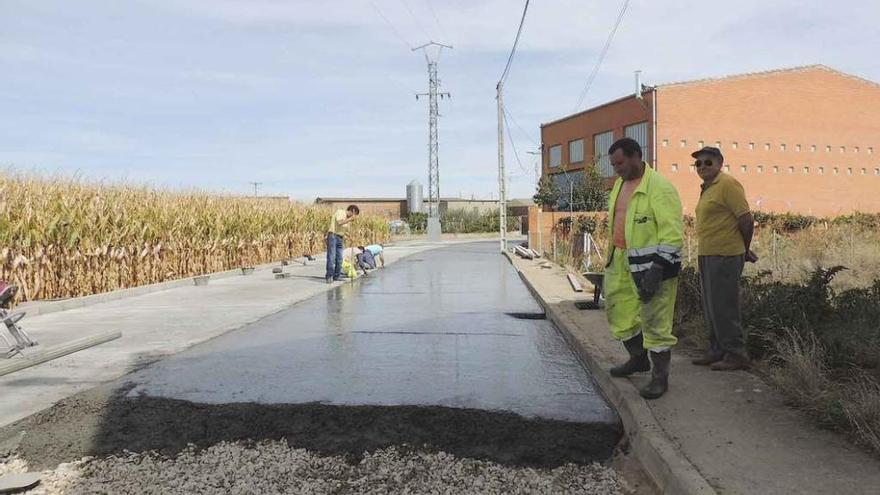 Trabajos de pavimentación en la calle Tesoro de Santa Cristina de la Polvorosa.