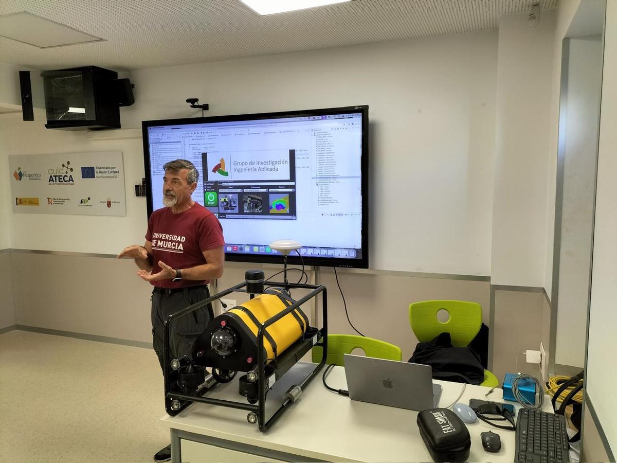 El profesor Humberto Martínez en una charla junto al ROV Kraken submarino