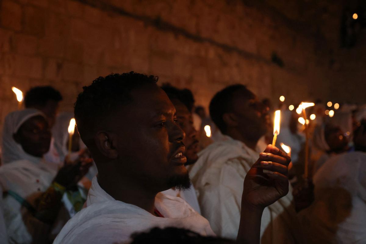 Cristianos ortodoxos celebran “Fuego Sagrado” en Jerusalén. eregrinos cristianos ortodoxos sostienen velas durante la ceremonia del Fuego Sagrado, un día antes de la Pascua ortodoxa, el sábado 15 de abril de 2023 en la Iglesia del Santo Sepulcro en la Ciudad Vieja de Jerusalén, donde muchos cristianos creen que Jesús fue crucificado y enterrado antes de resucitar.