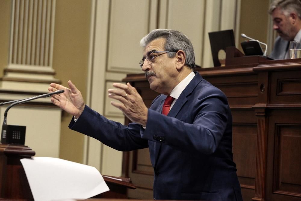 Pleno en el Parlamento de Canarias