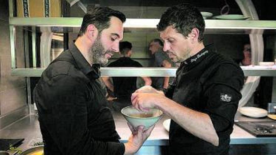 Los dos chefs ultimando detalles en la cocina. | 