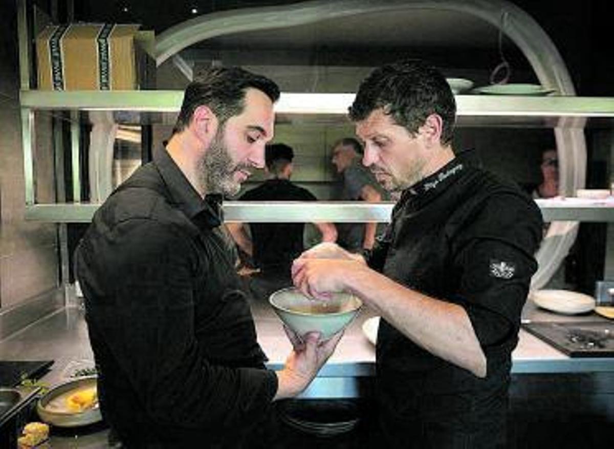 Los dos chefs ultimando detalles en la cocina. |