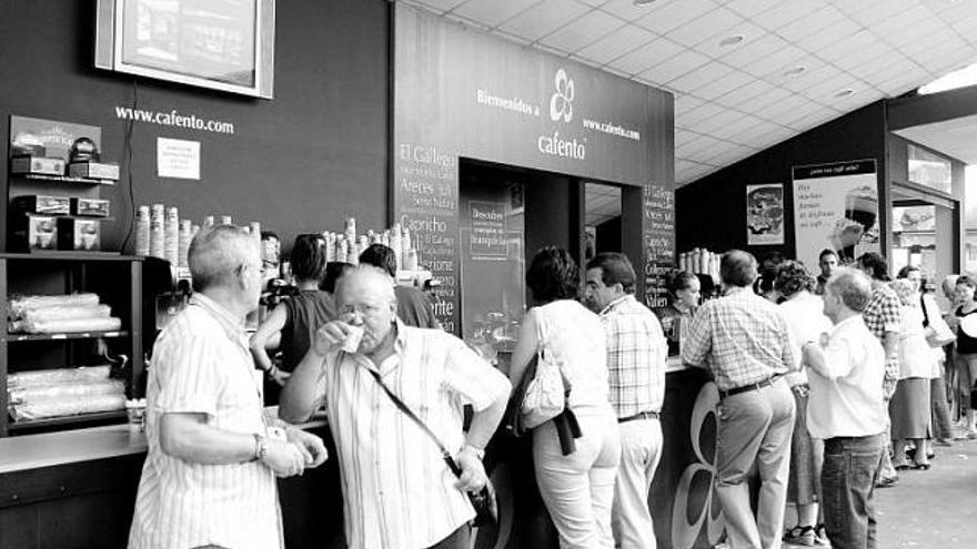 Visitantes de la Feria de Muestras del año pasado, en la barra de un establecimiento hostelero del recinto ferial.