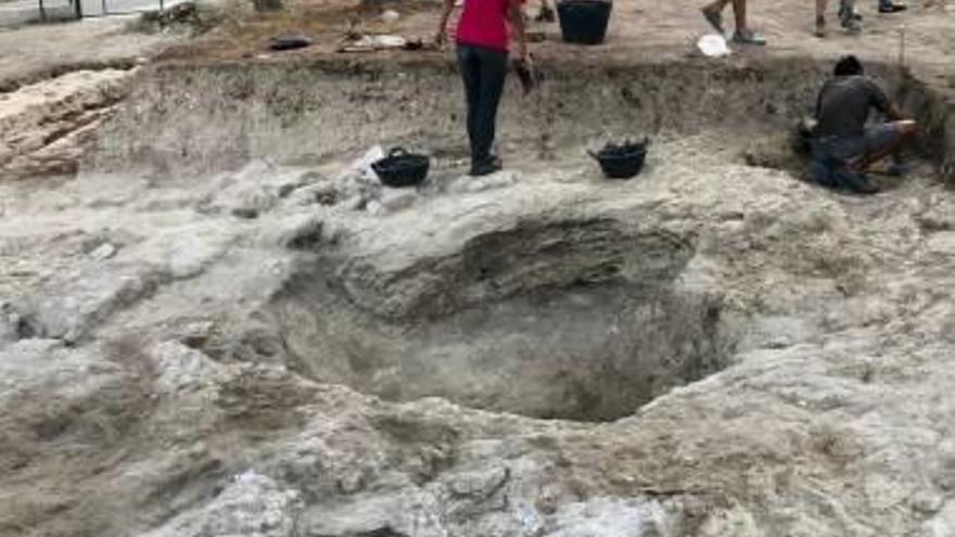 Hallan un nuevo silo de cereales del siglo XII en la Cova de les Bruixes de Benitatxell